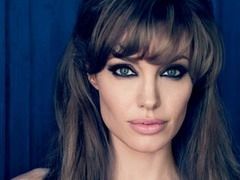 Angelina Jolie, abandonata de mama ei la nastere