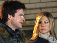 Jennifer Aniston pierde in fata lui Jason Bateman