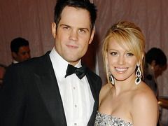 Hilary Duff s-a casatorit cu jucatorul de hockey Mike Comrie