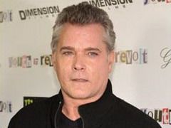 Ray Liotta, actorul din Goodfellas, are un cadou special pentru paparazzi: degetul mijlociu