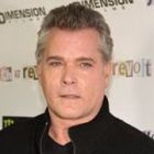 Ray Liotta, actorul din Goodfellas, are un cadou special pentru paparazzi: degetul mijlociu