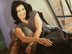 Courtney Cox: Sunt atat de batrana incat ma dor incheieturile si nu mai vad