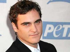 Joaquin Phoenix, in rolul unui designer de pantofi in pelicula Big Shoe