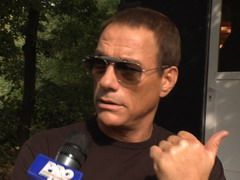 Jean-Claude Van Damme are acasa 16 catei