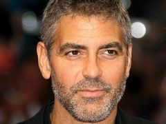 George Clooney, scuipat de o batranica in Sudan!