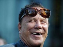 Mickey Rourke isi scoate doi dinti pentru un rol