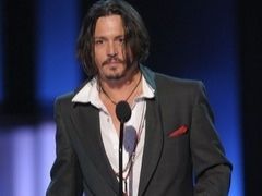 Johnny Depp, muscat de cainele lui Brad Pitt!