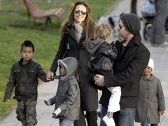Angelina Jolie si Brad Pitt vor sa adopte un copil din Haiti