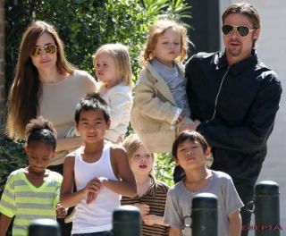Angelina si Brad Pitt, la plimbare cu toata familia ndash; GALERIE FOTO