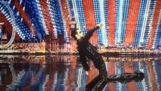 VIDEO Matrix in varianta romaneasca! Un roman face senzatie la Britain s Got Talent! Vezi cum l-a imitat pe Neo!