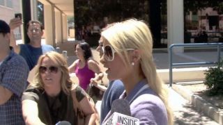 VIDEO Paris Hilton atacata de un nebun in fata tribunalului