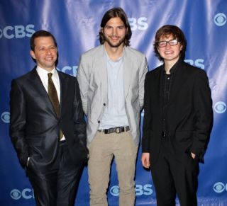 Prima imagine cu Ashton Kutcher alaturi de actorii din Doi barbati si jumatate!