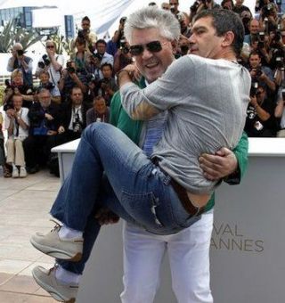 Imaginea zilei: Banderas luat in brate de Almodovar! Cele mai tari momente de la Cannes! FOTO