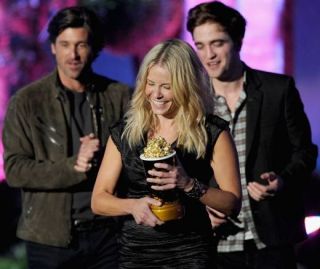 Robert Pattinson, cel mai jenant moment de la Gala MTV Movie Awards! Vezi ce gafa a facut!