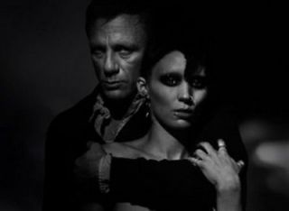 Daniel Craig si Rooney Mara intr-un poster de film interzis minorilor