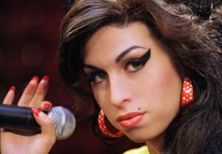 Cantareata Amy Winehouse a murit. Afla povestea vietii ei