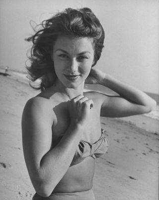 A murit prima FATA BOND: Linda Christian. Citeste povestea ei si vezi aici topul celor mai celebre Bond Girls