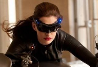 Prima poza cu frumoasa Anne Hathaway in rolul lui Catwoman. Arata mai bine ca Halle Berry?