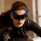 Prima poza cu frumoasa Anne Hathaway in rolul lui Catwoman. Arata mai bine ca Halle Berry?
