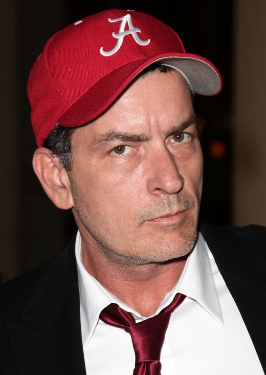 In 2009, un virus anunta pe Facebook si Twitter moartea lui Charlie Sheen: 