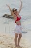 Sharon Stone s-a afisat la 53 de ani pe o plaja in Maui alaturi de copii ei intr-un bikini rosu!