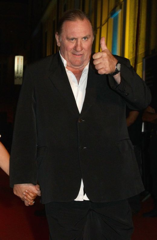 Legendarul Gerard Depardieu si-a pierdut si el cumpatul si s-a usurat in public in timpul unui zbor cu avionul