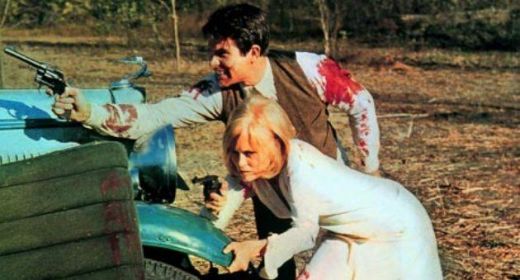 Cand Bonnie si Clyde sunt incoltiti de autoritati, acestia incearca din rasputeri sa scape. Asa ca folosesc armele din dotare: revolvere Colt si pusti-mitraliere Thompson. Warren Beatty si Faye Dunaway i-au interpretat pe cei doi asasini celebri.