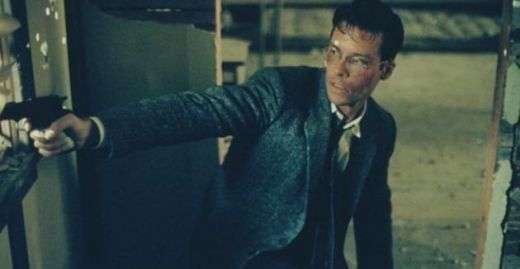 L.A Confidential este un clasic al filmelor politiste,. Cand personajele jucate de Guy Pearce si  Russell Crowe isi dau seama ca au cazut prada unei ambuscade, acestia incearca sa se salveze folosindu-si armele Smith & Wesson Model 15 si modele Colt 