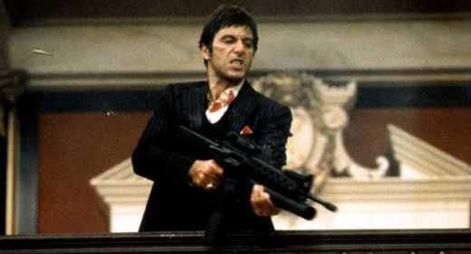 Al Pacino pare sa fi avut un bun prieten in Scarface, arma Colt AR-15, pe care o folosea ori de cate ori era nevoie.