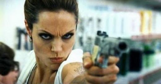 Angelina Jolie pare sa manuiasca cu usurinta arme periculoase, mai ales in 