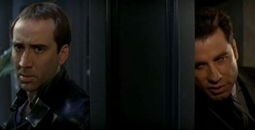Castor Troy deghizat ca Sean Archer (John Travolta) incearca sa intre in casa lui unde se afla Sean Archer deghizat in Castor Troy (Nicolas Cage). Si pentru a fi sigur ca se omoara unul pe celalalt, cei doi folosesc arme ca  SIG-Sauer P226  si Springfield