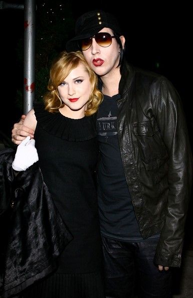 Ce a vazut Evan Rachel Wood la rocker-ul Marilyn Manson numai ea stie, insa relatia a fost cu nabadai. Dupa un an de relatie, cei doi s-au despartit in 2008, s-au logodit in 2010, despartindu-se definitiv tot in acelasi an.