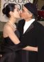 Billy Bob Thornton si Angelina Jolie au fost regii celor mai ciudate cupluri de la Hollywood. Au fost casatoriti timp de 3 ani si isi purtau sangele in fiole la gat. De la Billy la Brad, Angie a evoluat mult