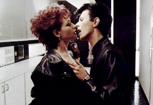 Catherine Deneuve  in rol de vampirita sexy alaturi de David Bowie in  'The Hunger' (1983), adaptarea cartii lui Whitney Strieber 
