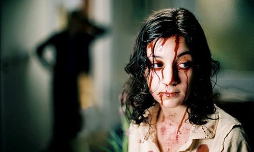 Eli, Lina Leandersson, o vampirita de 12 ani intr-o  poveste de dragoste intre un om si un vampir, asa cum n-ati mai vazut vreodata: Let the Right One In (2008)