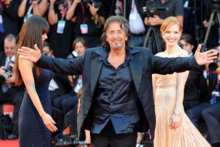 Al Pacino si iubita sa cu 40 de ani mai tanara in centrul atentiei la Festivalul de Film de la Venetia