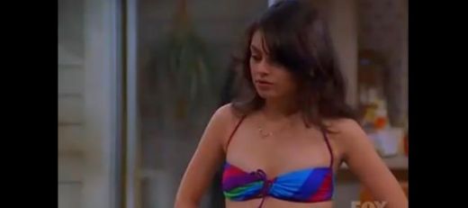 Intr-una din scenele din serialul The 70's Show, actrita apare in costum de baie, aratandu-si silueta de invidiat