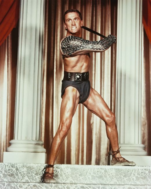 Gladiatorul Kirk Douglas intr-o imagine din filmul din 1960
