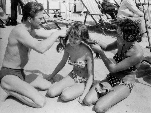 Kirk Douglas si  Brigitte Bardot la Cannes in 1953