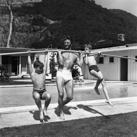 Kirk Douglas se joaca cu fiii sai Joel si Michael in 1955