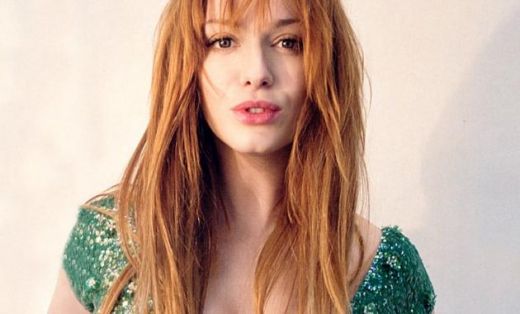 Inca o sedinta foto pentru Christina Hendricks, dar de aceasta data roscata a optat pentru un look natural si jucaus.