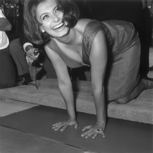 Sophia Loren isi lasa amprentele la Grauman's Chinese Theater, Hollywood, California in 1962