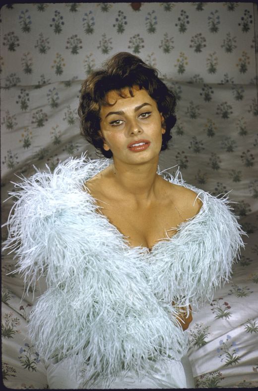 Sophia Loren pozeaza in dormitorul ei in 1957