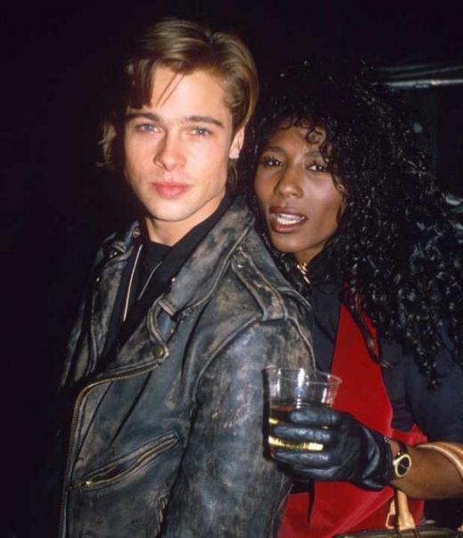 In anii '80 Brad Pitt a fost foarte ocupat cu.. femeile. Inca o cucerire de a sa a fost solista pop Sinitta.