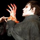 Johnny Depp s-a transformat intr-o creatura sangeroasa. Va cuceri publicul si in rol de vampir? Imagini noi din Dark Shadows