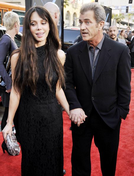 Dupa 28 de ani petrecuti alaturi de sotia sa, Mel Gibson a decis sa o paraseasca pentru mult mai tanara Olga Grigorieva.  Doar ca relatia lor s-a incheiat urat dupa ce acesta a batut-o si a amentintat-o.