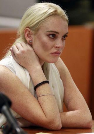 Lindsay Lohan, cu catuse la maini. Actrita risca o noua pedeapsa cu inchisoarea