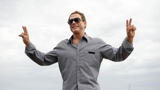 Jean Claude Van Damme a devenit celebru cu Soldatul Universal si Dublu Impact. In 2012, vine pe marile ecrane in The Expendables 2 si un nou film Soldatul Universal