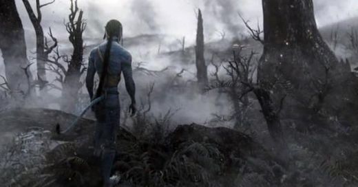 Avatar (2009): Colonelul Quaritch (Stephen Lang) porneste atacul impotriva celor de pe Pandora si distruge Hometree, Copacul Casa care era esential in existenta speciei Na'vy si a planetei Pandora.