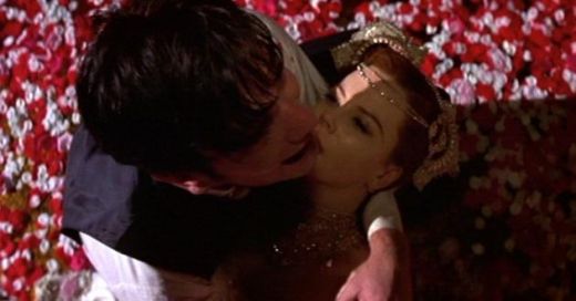 Moulin Rouge (2001): Aflata pe moarte, Satine (Nicole Kidman) ofera o ultima performanta la Moulin Rouge, insa efortul este peste limite, iar aceasta moare in bratele iubitului ei Christian (Ewan McGregor).